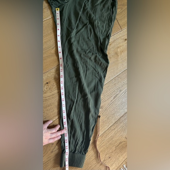 Aritzia TNA TALULA joggers in olive green - Picture 6 of 7